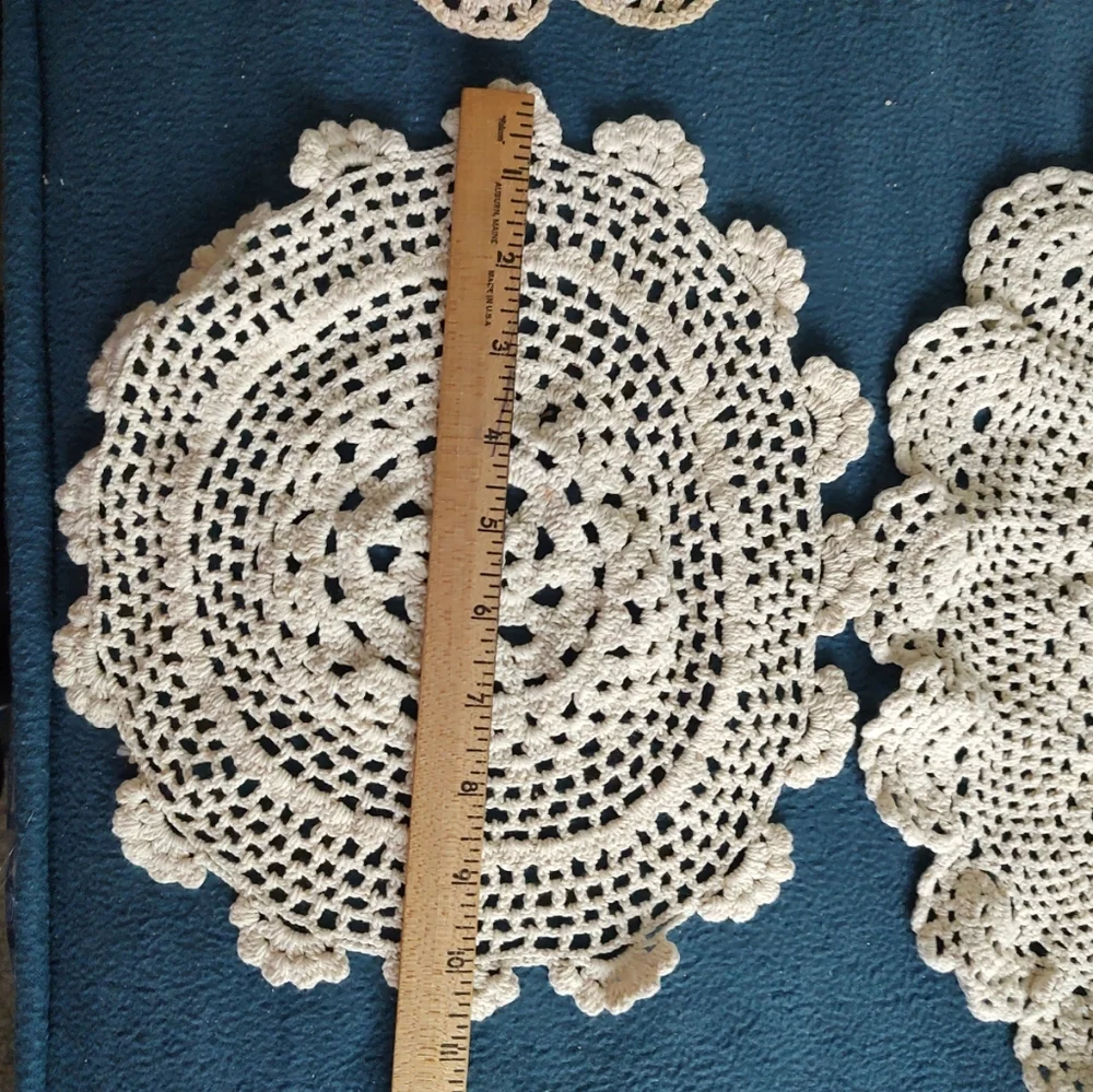 Lot of four vintage crochet beige doilies are made of cotton, 12